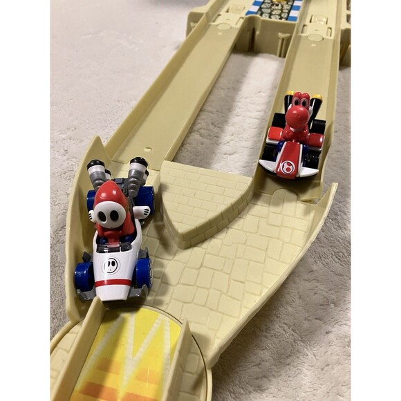 Hot Wheels Mario Kart Thwomp Ruins Track w/ Red Yoshi Car & Shy Guy Car - Picture 6 of 8